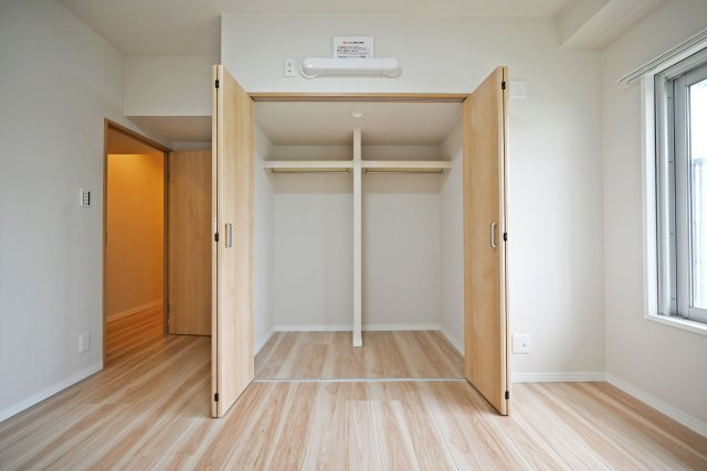 武庫川あおぞらのまち住宅25号棟の収納|-洋室6.0帖-
全居室収納スペース付き◎しっかりと確保された収納スペースにより、住空間を広く有効に使えるのが魅力。