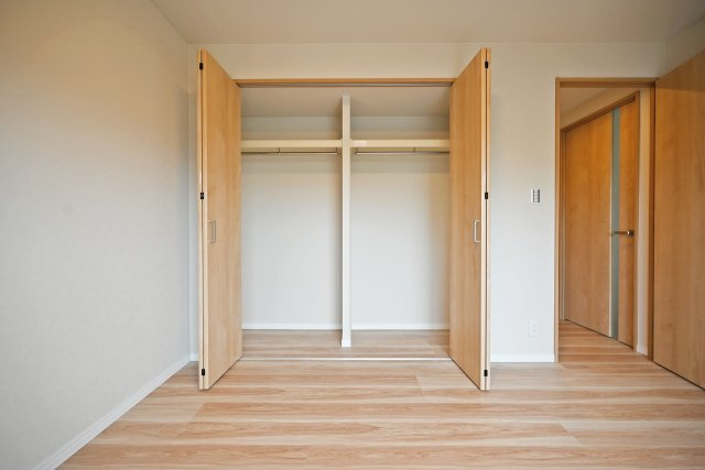 武庫川あおぞらのまち住宅25号棟の収納|-洋室6.1帖-
全居室収納スペース付き◎しっかりと確保された収納スペースにより、住空間を広く有効に使えるのが魅力。