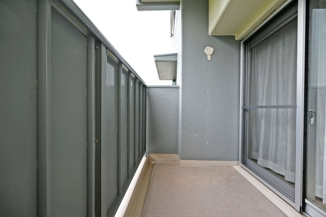 武庫川あおぞらのまち住宅25号棟のバルコニー|バルコニー南東
洗濯物干しとしてはもちろん、ちょっとしたリフレッシュスペースとしても活用でき、日常にゆとりを与えてくれます。