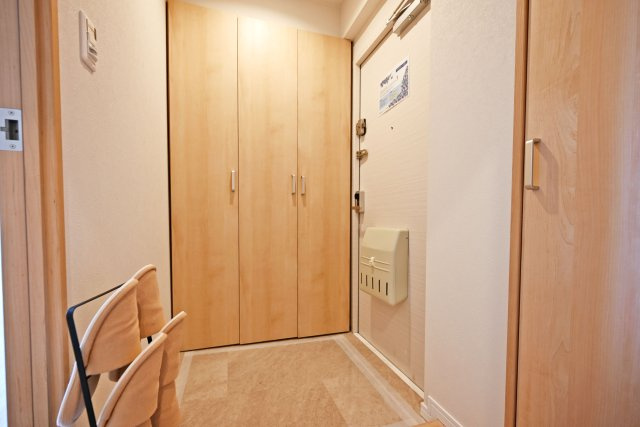 武庫川あおぞらのまち住宅25号棟の玄関|収納も備わっており、靴や小物をしっかり整理できるため、いつでも整った状態を保てます。来客時にも好印象を与えてくれる玄関です。