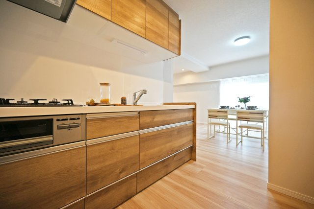 武庫川あおぞらのまち住宅25号棟のキッチン|機能性と実用性を兼ね備えたキッチンは、毎日の家事効率を高めてくれます。シンプルで扱いやすいレイアウトにより、料理・配膳・片付けまでの流れがスムーズで、忙しい日常の中でもストレスなくお使いいただけます。