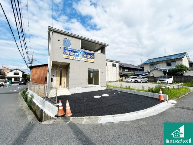 ●29(土)30(日)現地説明会！　香芝市今泉　全1邸の洗面所|周辺は閑静な住宅街！前面道路広々で車の出し入れも便利です。駐車が苦手な方でも安心して車庫入れできます！