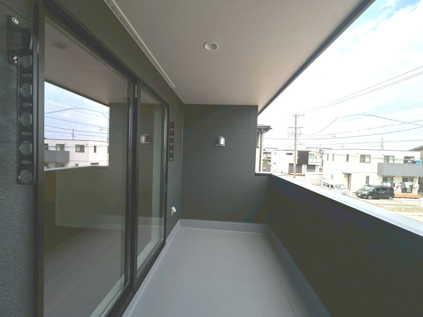 【商談中】リーブルガーデン　江南市第2般若町　全2区画分譲のバルコニー|バルコニーは南向きで洗濯物もよく乾きます！強度と表面積硬度を持つFPRで防水しています。