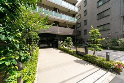 三鷹市下連雀３丁目の賃貸マンションのエントランス
