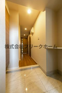 三鷹市下連雀３丁目の賃貸マンションの玄関