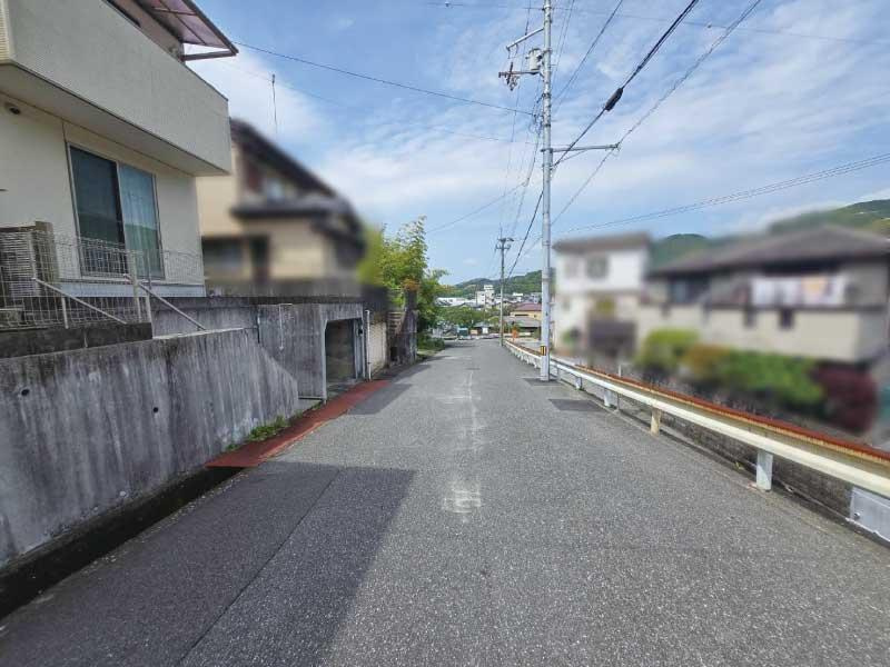 高知市一宮東町2丁目　中古戸建ての前面道路含む現地写真