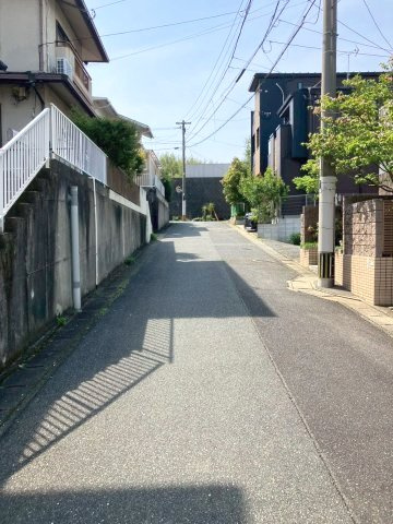 福岡市東区香椎5丁目　中古戸建の前面道路含む現地写真|前面道路幅員：5ｍ