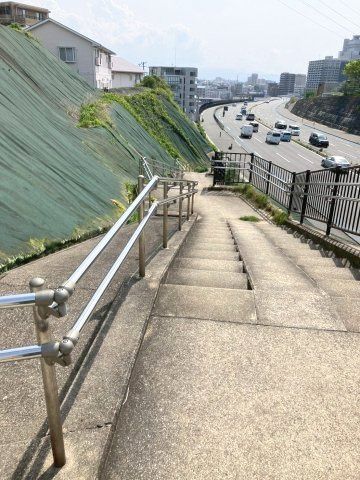 福岡市東区香椎5丁目　中古戸建の周辺|国道3号「博多バイパス」沿いにでる階段です！