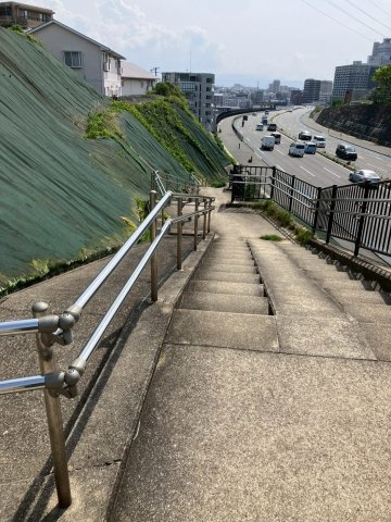 福岡市東区香椎5丁目　中古戸建の周辺|国道3号「博多バイパス」沿いにでる階段です！