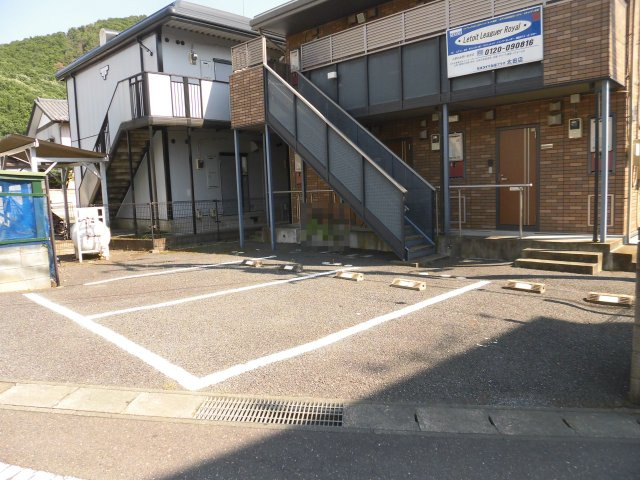 レトアリガーロイヤルAの駐車場