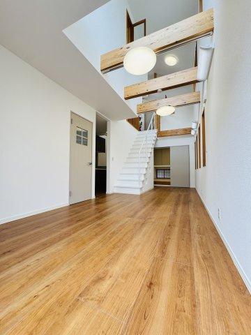 BALANCE LIFE HOUSE — 片瀬でちょうどいい暮らしの居間・リビング