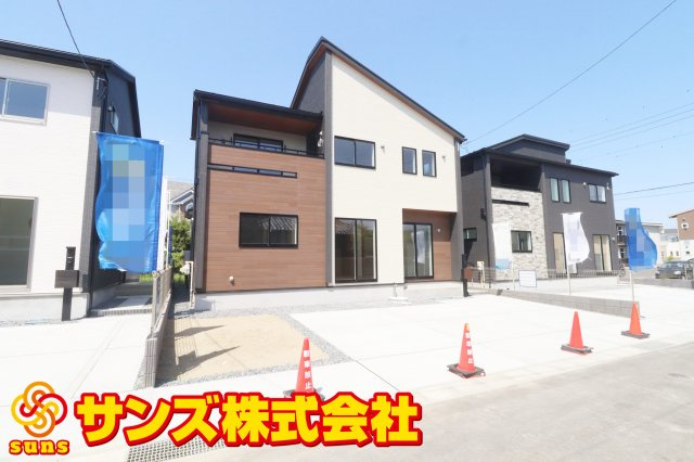 郡山市久留米2丁目　　　　2号棟　　　桜小学校、郡山第３中学区の外観|南西側から見た駐車場を含む外観
