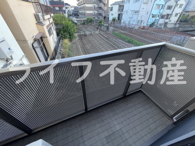 リバーサイド・ルーチェBのバルコニー|暖かな日差しのふりそそぐバルコニー