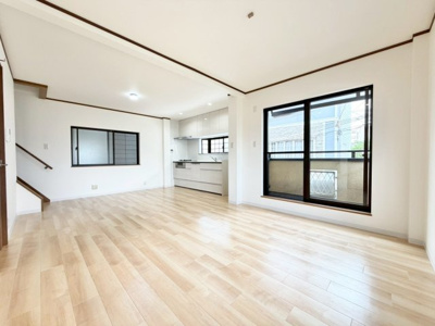 【居間・リビング】 | 泉１丁目　中古戸建 | 南海本線「住之江公園」駅まで徒歩１４分！毎日の通勤や通学に便利です♪忙しい朝や遅い帰宅時にも安心ですね♪