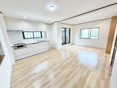【居間・リビング】 | 泉１丁目　中古戸建 | 【ＬＤＫ約１５帖】２階リビングにすることで、陽当たりを良くし、人目も気にならずプライバシーを確保することが出来ます！