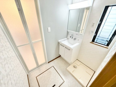 【独立洗面台】 | 泉１丁目　中古戸建 | 家探しはどうやってするの？から資金のことや住宅ローン、税金や制度のことまで住宅の難しいことをわかりやすく説明いたします♪