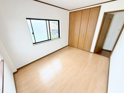 【洋室】 | 泉１丁目　中古戸建 | 各居室にはクローゼットを完備し、家具の配置にも困らない設計がされており、採光と室内のバランスが絶妙で♪