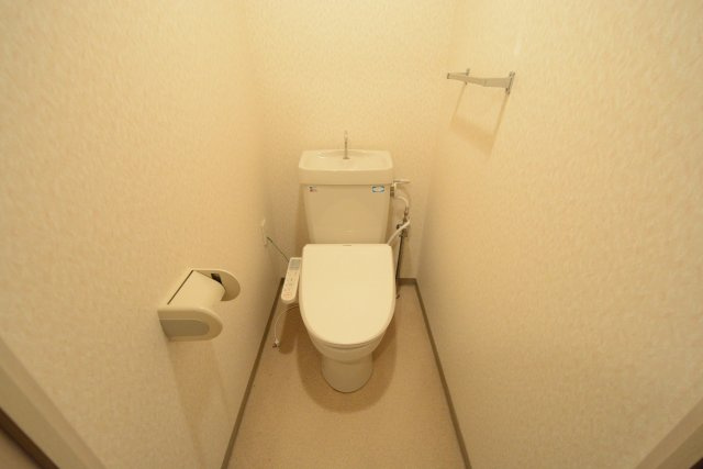温水洗浄便座付きのトイレです♪