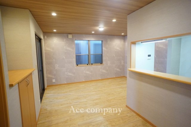 【居間・リビング】 | 東大阪市岩田町6丁目 | 【LDK：15帖】クロス全面貼替え、床フロアタイル・CF張替え、ダウンライト新設、ハウスクリーニング済みです☆