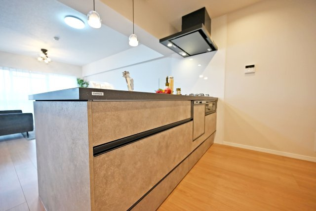 武庫川樹のまち第一第16号棟のキッチン|対面式キッチンで家族同士のつながりを感じやすい空間です。 日光が遮られることなく、全体を照らすため一日中明るい空間を保てます。