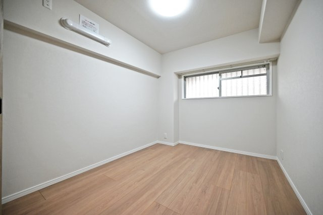 武庫川樹のまち第一第16号棟の子供部屋|-洋室5.2帖-
 住まう方のライフスタイルに合わせて自由に使える洋室。寝室としてはもちろん、書斎や趣味のスペースとしても活躍します。