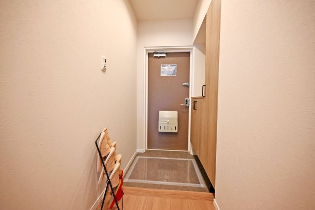 武庫川樹のまち第一第16号棟の玄関|シューズ収納が備わっており、靴や外出用品も整理しやすく、気持ちよくお客様を迎えられる玄関です。