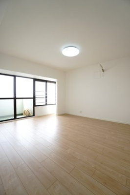 【洋室】 | 【リノベ済】宇品シーサイドマンション | 【洋室約9.6帖】
明るい陽光が差し込むバルコニー直結の一室。
収納力抜群のWIC付きで、室内をより広く使えます。
二人分のアセットも収まるゆとりがあり、
ライフステージの変化に柔軟に対応できます。