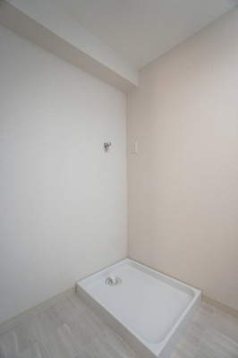 【独立洗面台】 | 【リノベ済】宇品シーサイドマンション | 【パウダールーム】
嬉しい、メンテナンスが非常にし易い洗濯機パン！
しかも装着が楽なワンタッチ式の給水栓！
洗濯機置場はドラム式の洗濯機も入るサイズですが、
お手持ちのサイズが入るか要確認です！