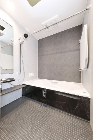 頃末南二丁目（3期）の完成予想図|【建物プラン例】建物価格2380万円、建物面積105.99㎡
グレー基調のスタイリッシュな浴室に、LIXIL1616サイズを採用。広々浴槽×お掃除ラク設計で、毎日の疲れを癒す快適空間に。
