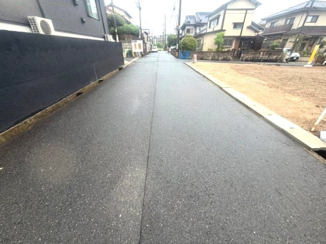 春日台一丁目の前面道路含む現地写真|現地（2026年7月27日）撮影