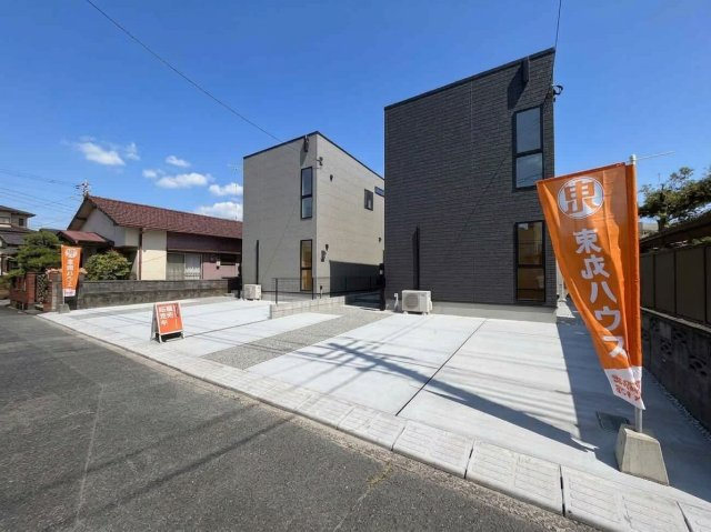 浅川台一丁目（2期）の前面道路含む現地写真|左側：1号棟／右側：2号棟