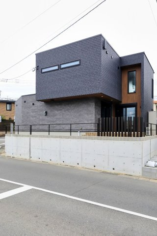 相生町の完成予想図|【建物プラン例】建物価格2380万円、建物面積105.99㎡
「ランドマークとなる外観」をテーマに創り上げた、スタイリッシュなモデルハウス。