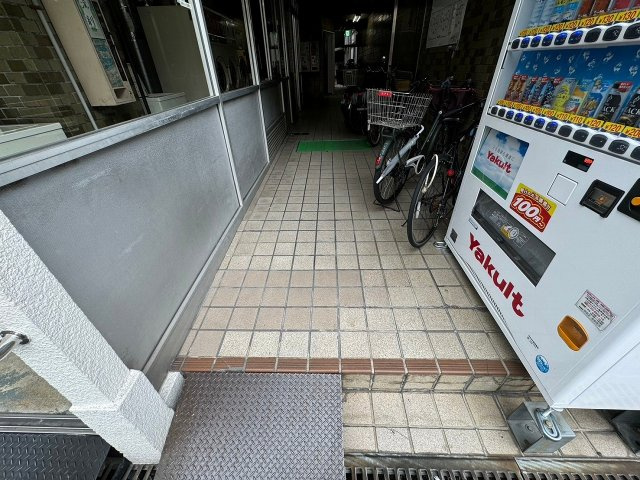 司ビルのエントランス
