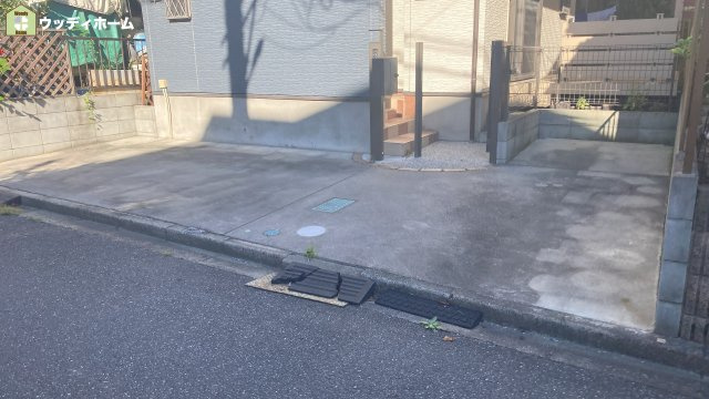 草加市新里町　中古一戸建ての駐車場