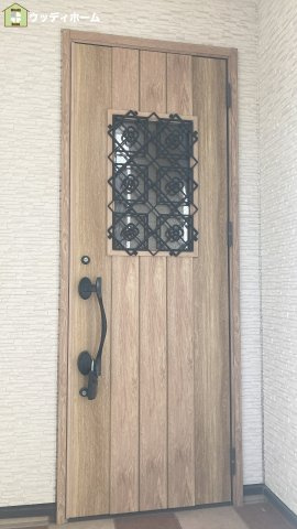 草加市新里町　中古一戸建ての玄関