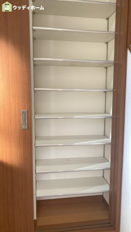 草加市新里町　中古一戸建ての玄関