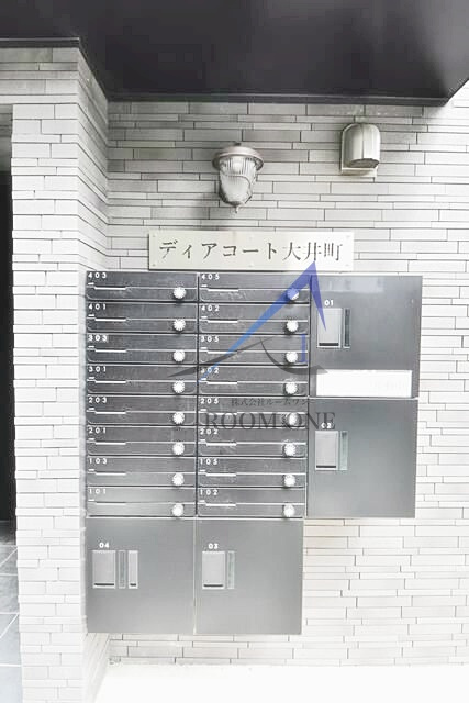 ディアコート大井町のその他共用部分|集合ポストと宅配ボックスです。