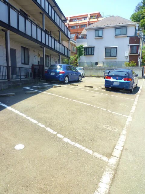 ファミールＫＯＷＡの駐車場