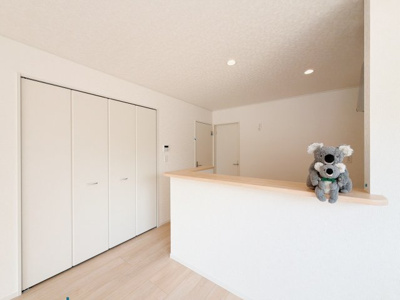 【キッチン】 | 高崎市吉井町下長根　平屋　新築住宅 | お料理をしながら家族との会話が楽しめる対面キッチン。リビングで遊ぶお子様を見守りながらお料理が出来ます。出来上がったお料理や後片付けを手伝ってもらうなど家事分担ができます。