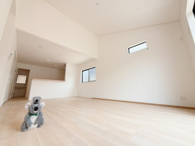 【居間・リビング】 | 高崎市吉井町下長根　平屋　新築住宅 | 開放感あふれるリビング・ダイニングは、光と風を感じながら過ごせる心地よい空間。インテリアの映える落ち着いたデザインで、ゆとりある毎日を演出します。