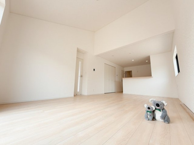 【居間・リビング】 | 高崎市吉井町下長根　平屋　新築住宅 | 上質な素材感と明るい空間が調和するリビング・ダイニング。家族やゲストをもてなす、ワンランク上のくつろぎをお届けします。