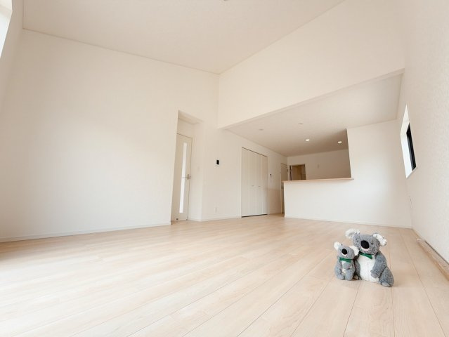 【居間・リビング】 | 高崎市吉井町下長根　平屋　新築住宅 | 上質な素材感と明るい空間が調和するリビング・ダイニング。家族やゲストをもてなす、ワンランク上のくつろぎをお届けします。