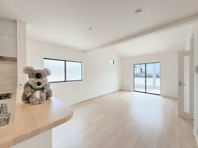 【居間・リビング】 | 高崎市吉井町下長根　平屋　新築住宅 | 気がづけば家族が集まって楽しい会話と食事が始まる。皆で笑って過ごす幸せ溢れるリビング。