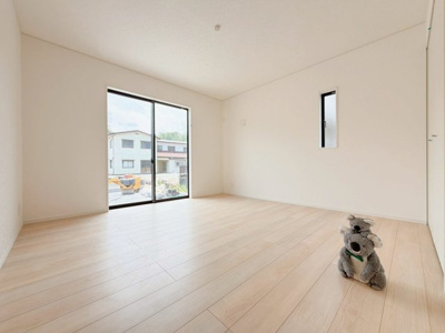 【洋室】 | 高崎市吉井町下長根　平屋　新築住宅 | 窓からそそがれる暖かみのある明るい空間。広々としたプライベート空間で自分の時間を楽しめます。フローリング仕様で普段のお掃除も楽々です。