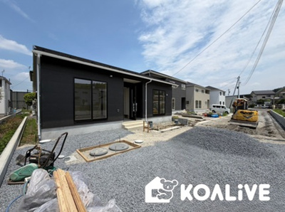 【外観】 | 高崎市吉井町下長根　平屋　新築住宅 | 完成済み！いつでも新生活を始めることができます。
開放感あるLDK！
陽当り、風通しも良い暖かな住まいです。
KOALIVE （コアライブ）【0120-919-727】