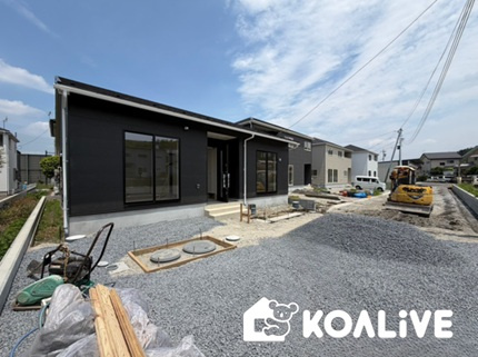 【外観】 | 高崎市吉井町下長根　平屋　新築住宅 | 完成済み！いつでも新生活を始めることができます。
開放感あるLDK！
陽当り、風通しも良い暖かな住まいです。
KOALIVE （コアライブ）【0120-919-727】