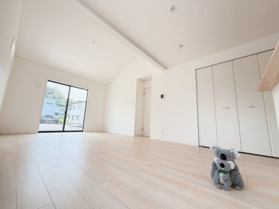【居間・リビング】 | 高崎市吉井町下長根　平屋　新築住宅 | 開放感のある勾配天井のリビング・ダイニング。
ゆったりとした広さで、くつろぎの時間をお過ごしいただけます。