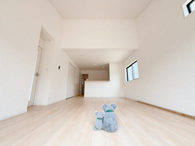 【居間・リビング】 | 高崎市吉井町下長根　平屋　新築住宅 | 家族が自然と集まるリビング・ダイニング明るい光が差し込み、笑顔があふれる心地よい空間です。ゆったりとした広さで、くつろぎの時間をお過ごしいただけます。