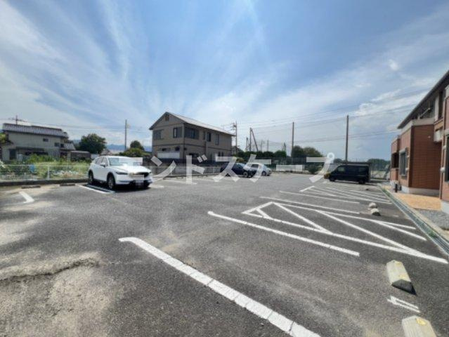 アルドールの駐車場|高崎、前橋のお部屋探しはエンドスケープまで！お客様の理想お聞かせ下さい♪