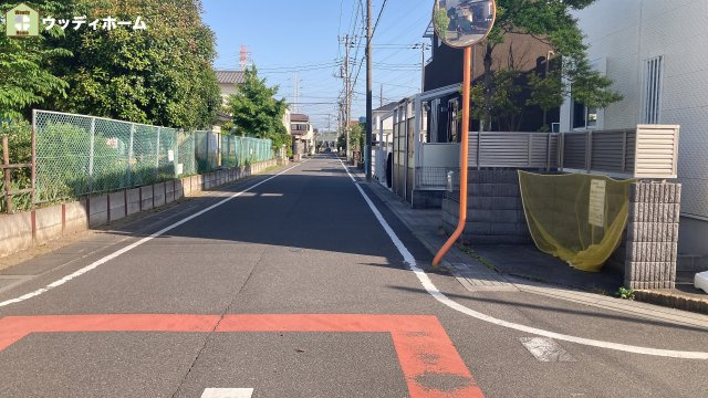草加市青柳8丁目　中古一戸建ての前面道路含む現地写真